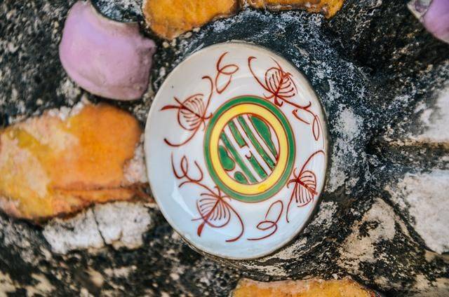 人工河畔的雄伟寺庙，贴满瓷片，象征着泰国一代王朝10