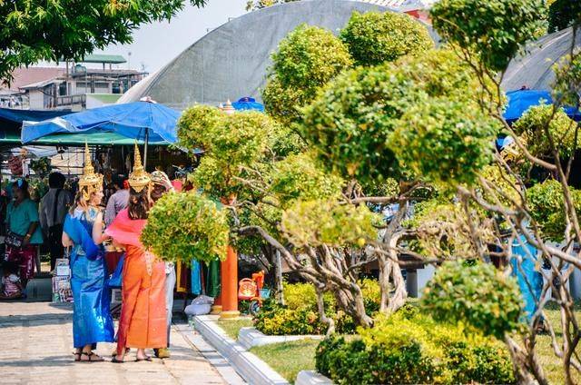 人工河畔的雄伟寺庙，贴满瓷片，象征着泰国一代王朝13