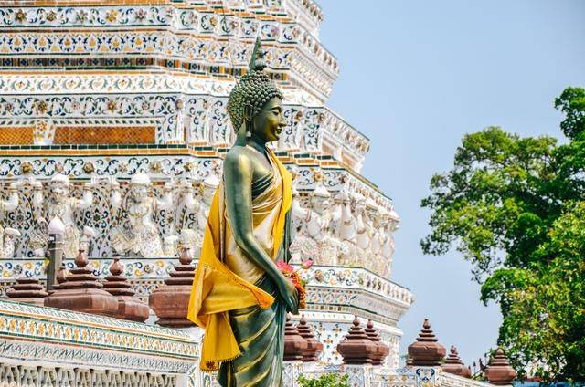 人工河畔的雄伟寺庙，贴满瓷片，象征着泰国一代王朝14