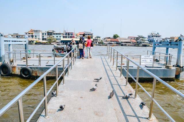 人工河畔的雄伟寺庙，贴满瓷片，象征着泰国一代王朝15