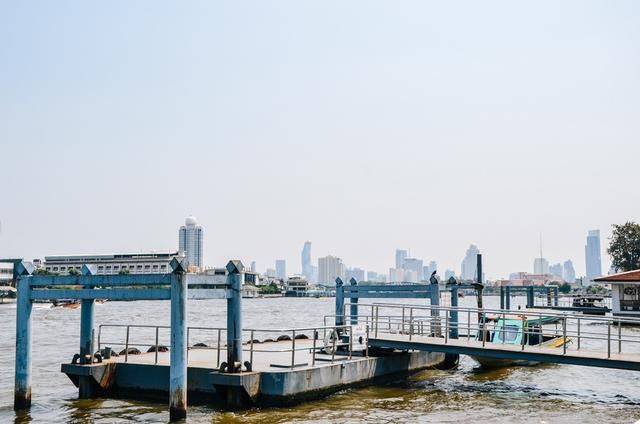 人工河畔的雄伟寺庙，贴满瓷片，象征着泰国一代王朝16