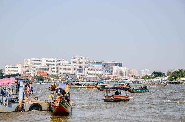 人工河畔的雄伟寺庙，贴满瓷片，象征着泰国一代王朝17