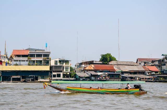 人工河畔的雄伟寺庙，贴满瓷片，象征着泰国一代王朝18