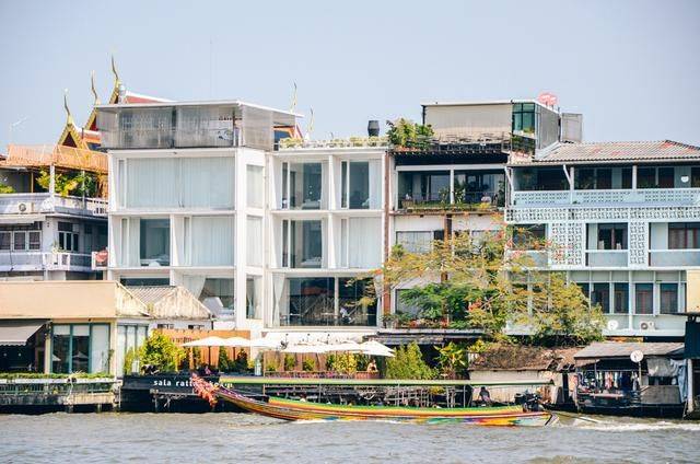 人工河畔的雄伟寺庙，贴满瓷片，象征着泰国一代王朝19