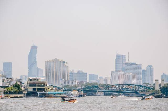 人工河畔的雄伟寺庙，贴满瓷片，象征着泰国一代王朝20