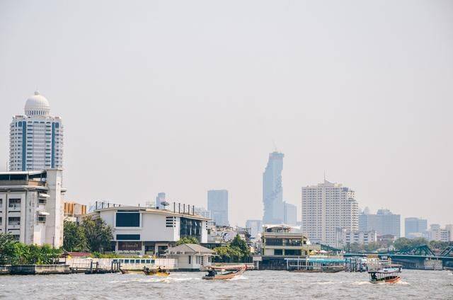 人工河畔的雄伟寺庙，贴满瓷片，象征着泰国一代王朝21