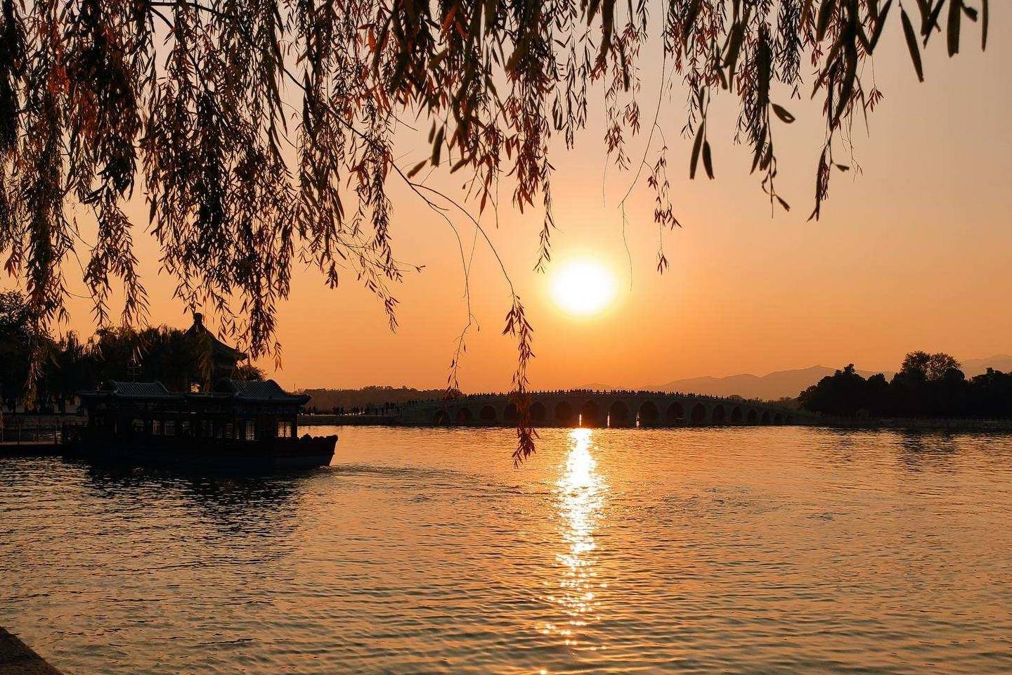 原创 余晖中的颐和园湖边，万寿山上的精灵，宁静的后湖1