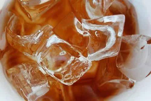 为啥你冻的冰块是白的,而快餐店却是透明的?店员:不只是因为水1