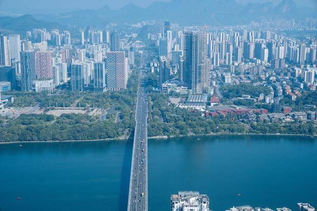 拍照好去处:柳州高空美景尽收眼底,来地王大厦便可欣赏21