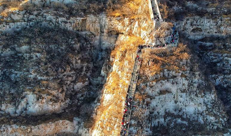 河北石家庄这个神奇名山,580米悬崖峭壁之上,居然有个古战场4