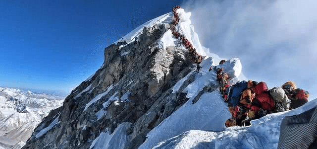 珠峰的顶部出现不应该存在的东西,这对于人类来说,是什么信号?4