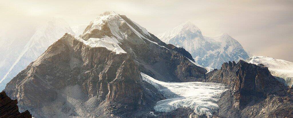 珠峰的顶部出现不应该存在的东西,这对于人类来说,是什么信号?6