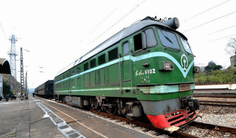 原创 国内唯一免费火车,谁都可以免费乘坐,火车道两侧竟还有街边市场1