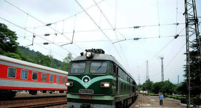 原创 国内唯一免费火车,谁都可以免费乘坐,火车道两侧竟还有街边市场2