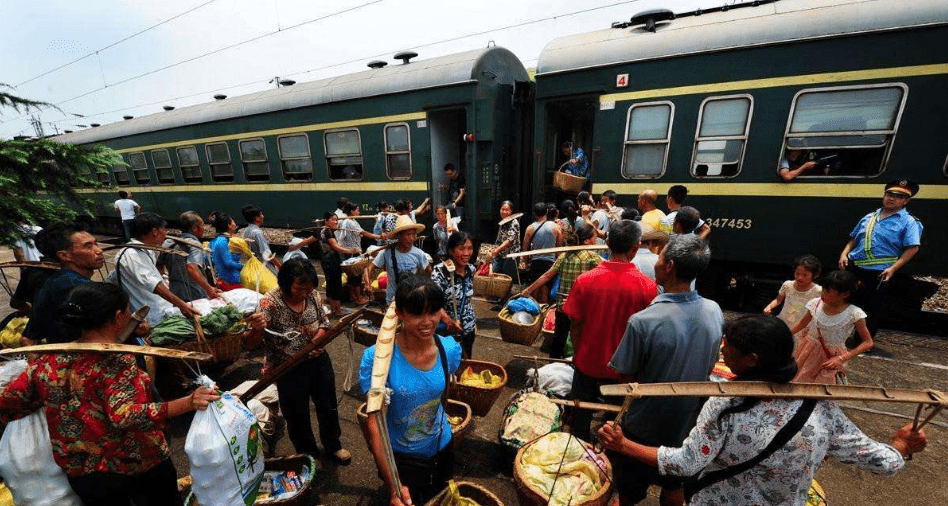 原创 国内唯一免费火车,谁都可以免费乘坐,火车道两侧竟还有街边市场4