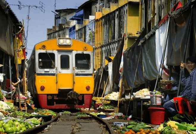 原创 国内唯一免费火车,谁都可以免费乘坐,火车道两侧竟还有街边市场5