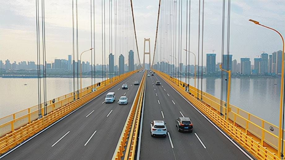 原创 中国1700米的跨江大桥:为什么一个桥墩都没有,到底是怎么修建的?2