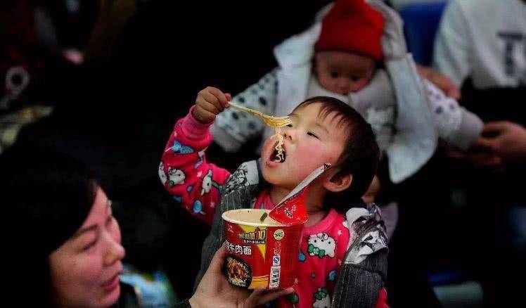 原创 高铁上既然连餐厅都有,为何却不售卖方便面?是因为太廉价吗?1