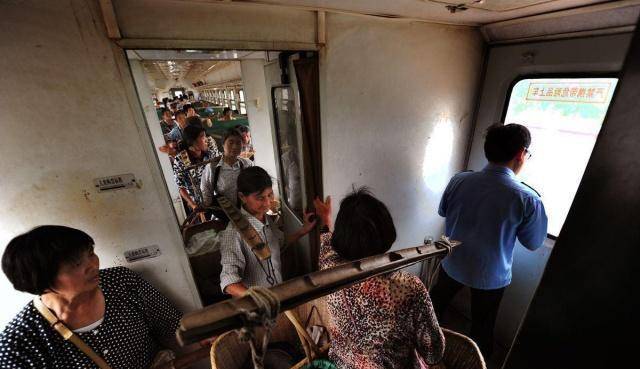 原创 中国最暖心的绿皮火车,被称为“菜农专列”,沿途村民免费乘坐2