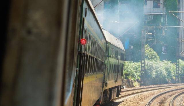 原创 中国最暖心的绿皮火车,被称为“菜农专列”,沿途村民免费乘坐3