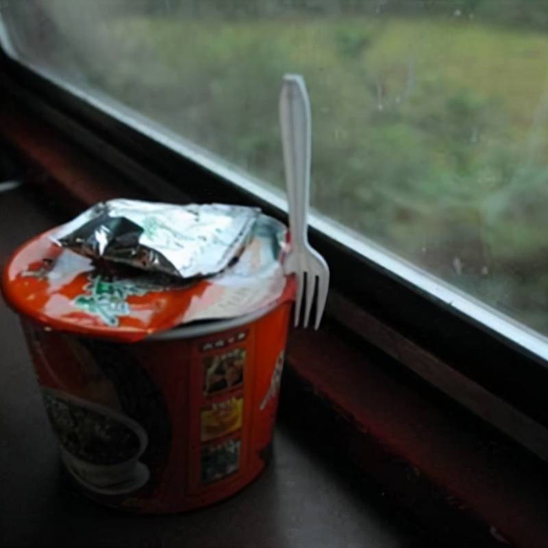 原创 高铁上既然连餐厅都有,为何却不售卖方便面?是因为太廉价吗?2