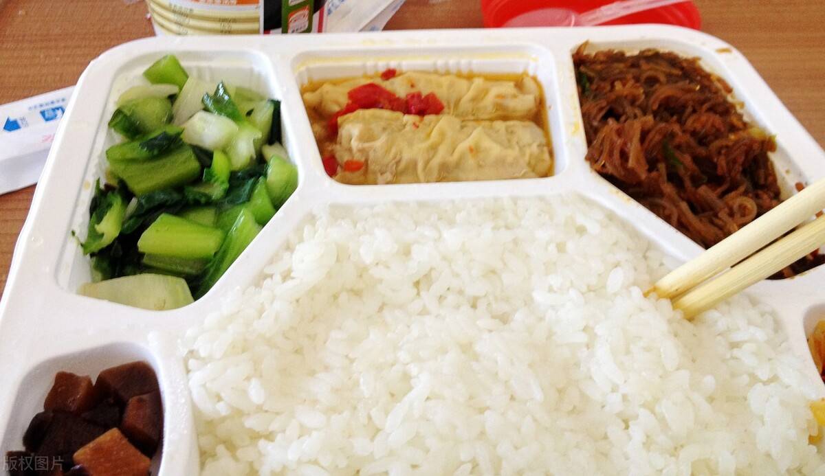 原创 高铁上既然连餐厅都有,为何却不售卖方便面?是因为太廉价吗?3