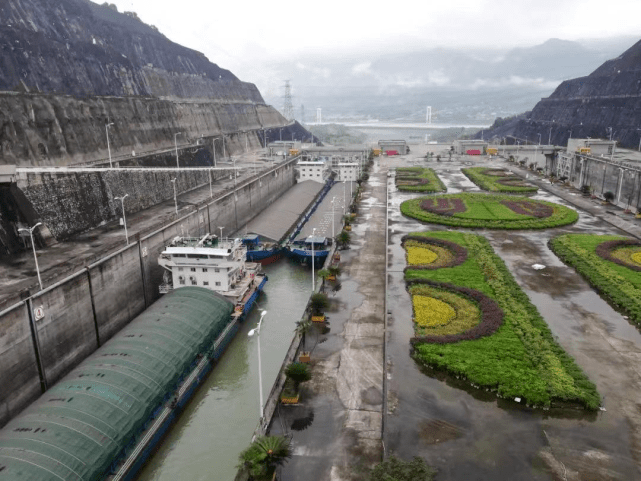 原创 三峡大坝的闸40层楼高,货船怎么通过的?看完你就懂了2