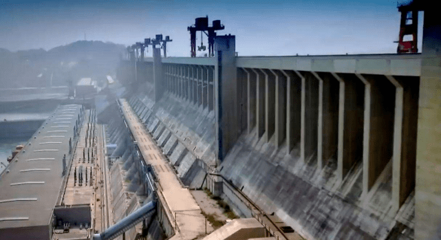 原创 三峡大坝的闸40层楼高,货船怎么通过的?看完你就懂了3