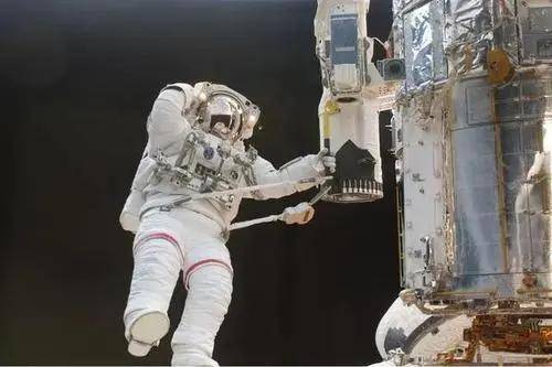 原创 为何宇航员连牺牲都不怕,从月球上看地球时却会感到无比恐惧?6