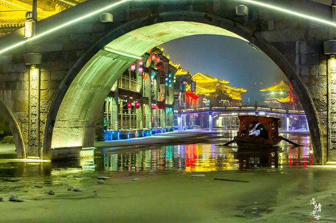 原创 为何我国三四线城市沉迷建设“古城小镇”?6