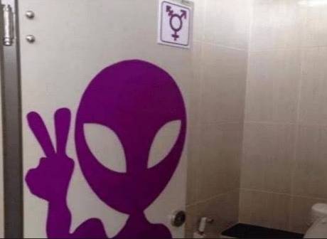 原创 为什么在泰国旅游,看到有紫色标识的厕所?导游:最好别进3