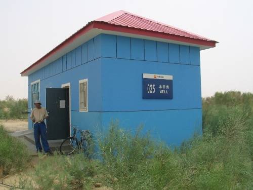 原创 中国在塔克拉玛干沙漠建“绿色走廊”，每年花上千万，公路旁设108个水井2