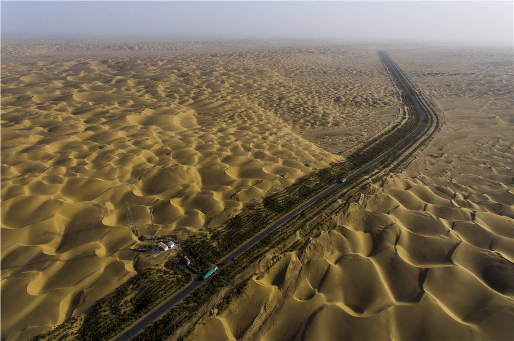 原创 中国在塔克拉玛干沙漠建“绿色走廊”，每年花上千万，公路旁设108个水井4