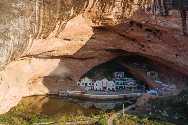 郴州有个风格诡异的寺庙，外形像纸片，棺材直接放洞口1