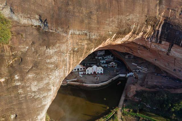 郴州有个风格诡异的寺庙，外形像纸片，棺材直接放洞口3