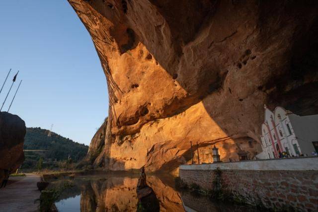 郴州有个风格诡异的寺庙，外形像纸片，棺材直接放洞口4