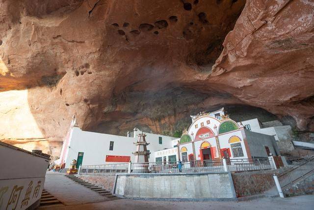 郴州有个风格诡异的寺庙，外形像纸片，棺材直接放洞口5