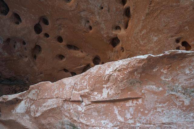 郴州有个风格诡异的寺庙，外形像纸片，棺材直接放洞口6