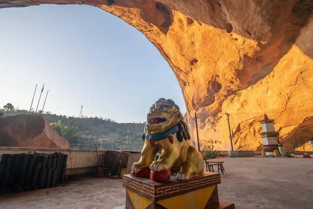 郴州有个风格诡异的寺庙，外形像纸片，棺材直接放洞口7