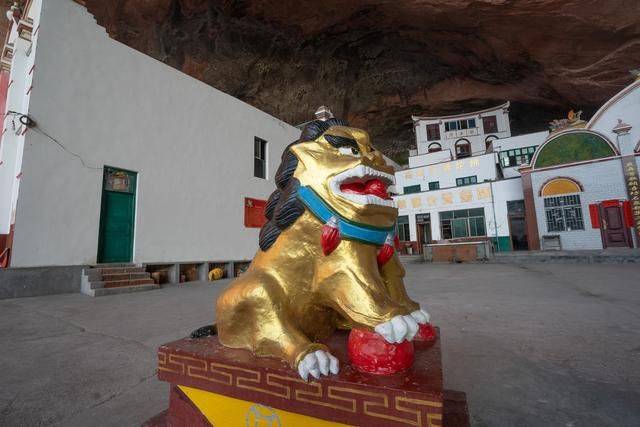 郴州有个风格诡异的寺庙，外形像纸片，棺材直接放洞口8