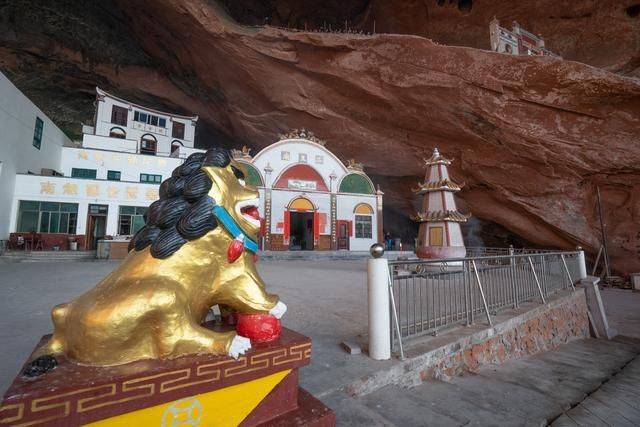 郴州有个风格诡异的寺庙，外形像纸片，棺材直接放洞口9