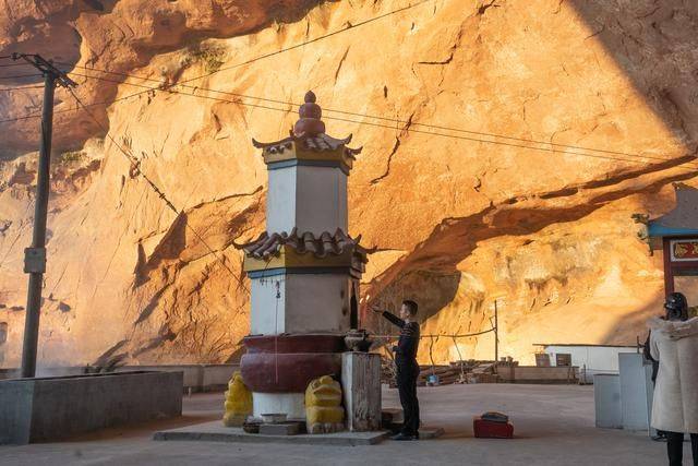 郴州有个风格诡异的寺庙，外形像纸片，棺材直接放洞口11