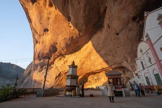 郴州有个风格诡异的寺庙，外形像纸片，棺材直接放洞口12