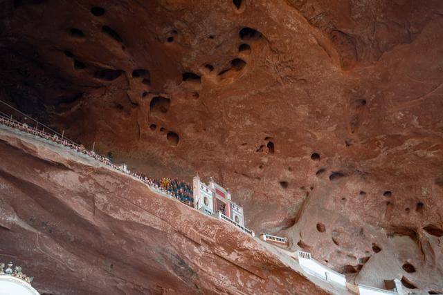 郴州有个风格诡异的寺庙，外形像纸片，棺材直接放洞口13