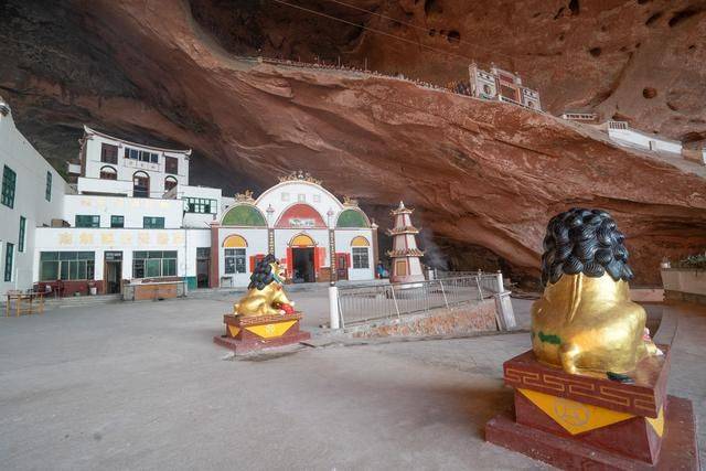 郴州有个风格诡异的寺庙，外形像纸片，棺材直接放洞口10