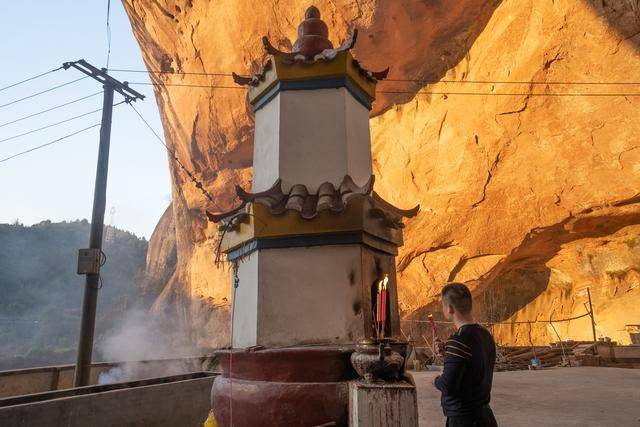 郴州有个风格诡异的寺庙，外形像纸片，棺材直接放洞口14