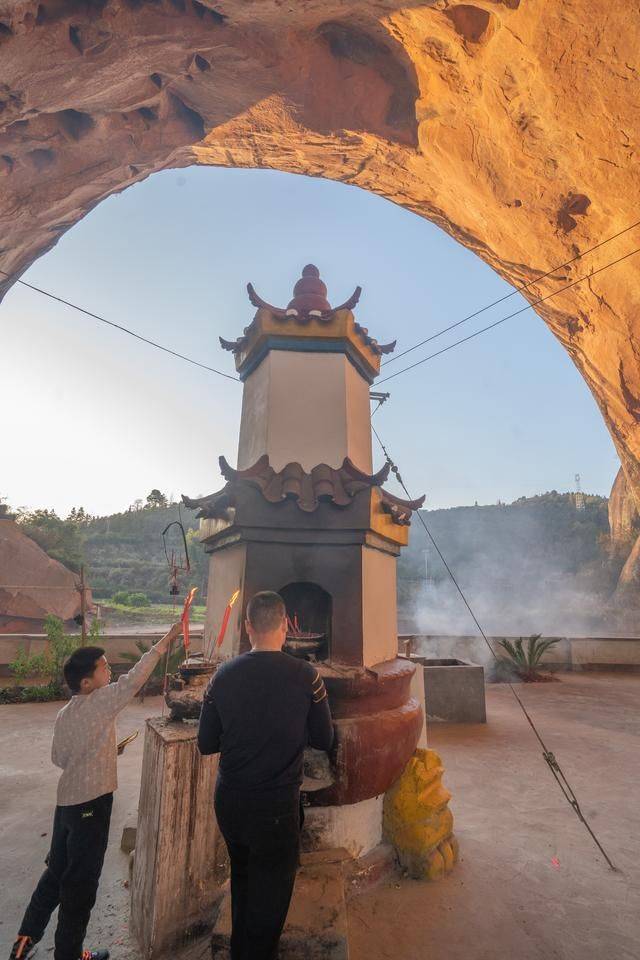 郴州有个风格诡异的寺庙，外形像纸片，棺材直接放洞口15