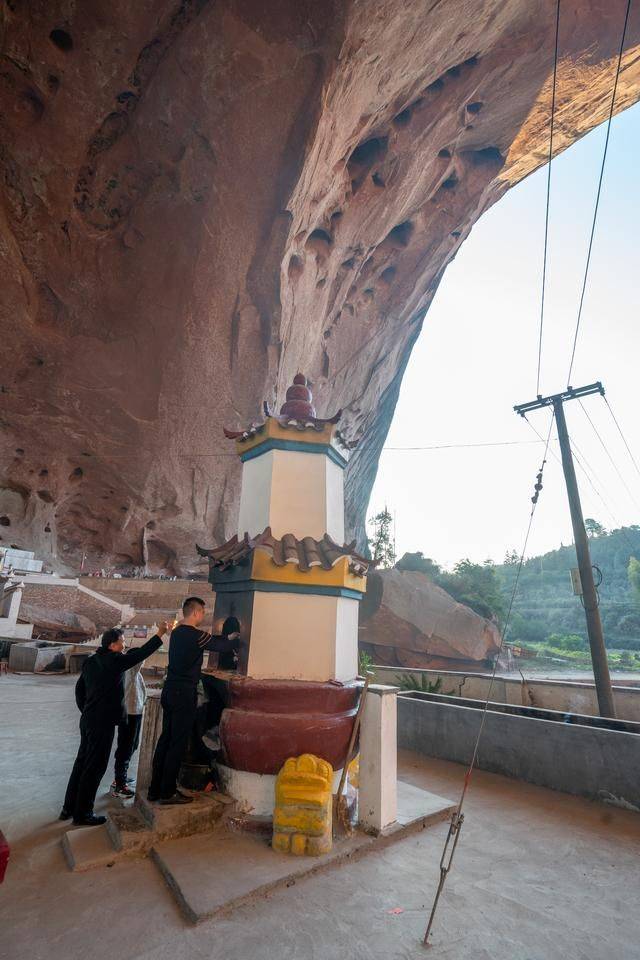 郴州有个风格诡异的寺庙，外形像纸片，棺材直接放洞口16