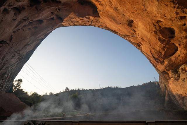 郴州有个风格诡异的寺庙，外形像纸片，棺材直接放洞口17