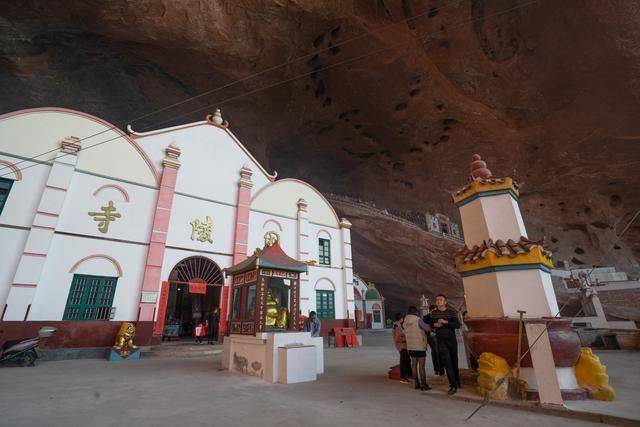 郴州有个风格诡异的寺庙，外形像纸片，棺材直接放洞口18